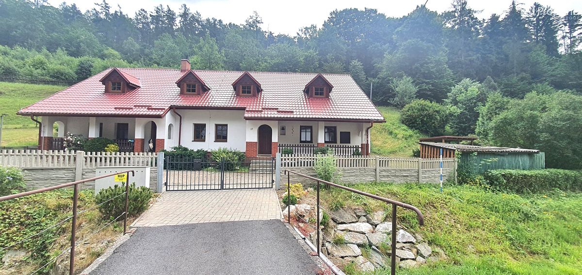 Prodej rodinného domu 350 m², pozemek 2658 m²